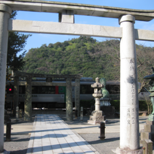 神社を電車が通る陶山神社